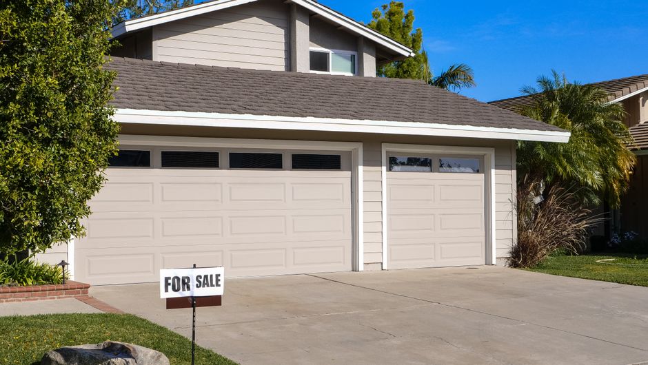 car for sale sign driveway